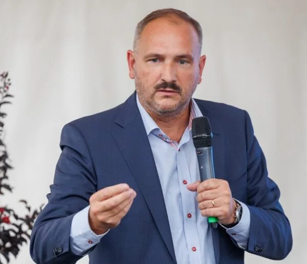 O țară care se războiește cu scriitorii săi, este o țară moartă